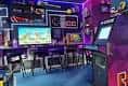 Interior del local con máquinas arcade y ambiente gamer