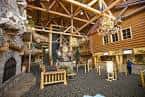 Gran salón con vigas de madera y chimenea de piedra