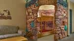 Cama litera decorada con temática de cueva y rocas