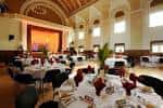 Sala principal del Pollokshaws Burgh Hall decorada para un evento con mesas redondas y mantelería blanca