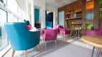 Sala de estar moderna con sillones coloridos y estanterías decorativas