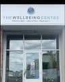Fachada del edificio con letrero que dice 'THE WELLBEING CENTRE'