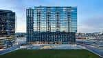 Vista exterior del Apiary Hotel Belleview Station en Denver con fachada moderna de cristal
