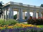 Templo de Delfos en Cheesman Park rodeado de flores coloridas