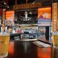 Interior del bar con mostrador y ambiente de happy hour