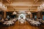 Interior del salón principal del Junior League of Houston preparado para una boda con decoración elegante