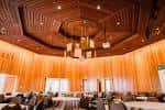 Sala de eventos interior con techo octogonal de madera y mesas dispuestas para recepción