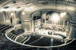Vista panorámica del interior del auditorio en blanco y negro