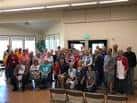 Grupo de personas reunidas en el interior de la iglesia