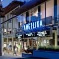Fachada exterior del Angelika Film Center & Café en Dallas con letrero iluminado