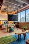 Interior de habitación con estilo bohemio, vigas de madera y grandes ventanales