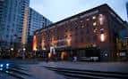 Fachada iluminada del Great Northern Warehouse al atardecer