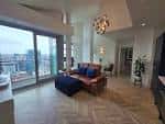 Interior moderno de un loft en el Great Northern Tower con vistas a la ciudad