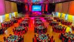 Sala de eventos decorada para una cena o gala