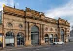 Fachada histórica del The Briggait en Glasgow con arquitectura clásica y detalles ornamentales