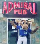 Entrada principal del Admiral Pub con el letrero de neón y mascota deportiva