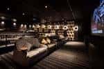 Sala privada de cine con sofás cómodos y decoración elegante