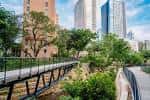 Vista panorámica del parque urbano con senderos y ríos en Austin