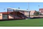 Vista exterior del campo de fútbol con gradas del Complejo Deportivo Lorenzo Rico