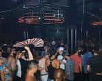 Interior del local con ambiente festivo y público disfrutando de la música