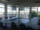 Espacio interior amplio con mesas largas dispuestas para recepción o conferencia