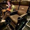 Interior del cine Regal Meridian con butacas reclinables y sistema de sonido envolvente