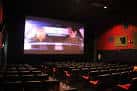 Sala de proyección del cine Regal Meridian con pantalla grande y ambiente cinematográfico