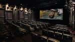 Vista general de la sala principal del cine Regal Meridian con asientos dispuestos en gradas