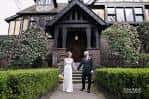 Pareja de novios frente a la entrada principal de la mansión Stimson-Green