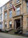Fachada principal del Glasgow Art Club con bandera ondeando