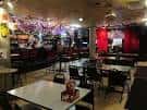 Espacio interior del venue The Brick con mesas y zona de eventos