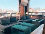 Terraza exterior del Parlor KC con sofás modernos y vista a la ciudad