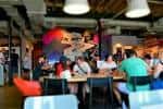 Interior del Parlor KC mostrando ambiente de food hall con personas comiendo