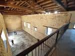 Interior del Trinquete con estructura de madera y paredes de ladrillo