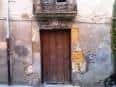 Fachada histórica del Trinquete en Soria con puerta de madera