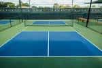 Pistas de pickleball al aire libre con superficie azul y verde