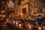 Interior acogedor del bar con iluminación cálida y decoración de estilo rústico