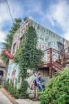 Fachada exterior del establecimiento Whisler's en Austin con detalles arquitectónicos únicos