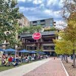 Exterior del Pearl Market Hall con terraza al aire libre y ambiente festivo