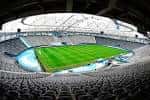 Panorámica interior del estadio con vista completa de la cancha y estructura arquitectónica moderna