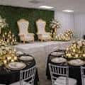 Escenario principal con dos sillas doradas y decoración de velas