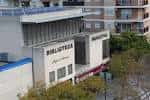Vista aérea del edificio de la biblioteca en Fuengirola con entorno urbano