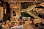 Interior del lobby de 1 Hotel Seattle con diseño moderno y elementos naturales