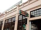 Fachada exterior de Elliott Bay Book Company con letrero verde y ventanas grandes