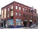 Vista exterior del edificio de ladrillo rojo del Annex Theatre en Seattle
