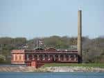 Vista panorámica del White Rock Pump Station junto al agua con su chimenea característica