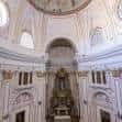 Interior de la iglesia del convento con altar barroco y cúpula decorada