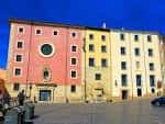 Exterior del convento en plaza soleada con cielo azul intenso