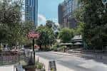 Vista diurna de Rainey Street con edificios modernos al fondo y ambiente urbano