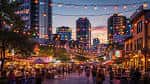 Escena nocturna vibrante de Rainey Street con luces colgantes y multitudes disfrutando del ambiente